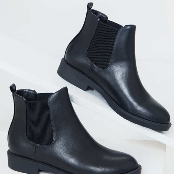 PrettyLittleThing Black Faux Leather Basic Chelsea Ankle Boots - Picture 2 of 3